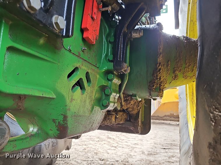 image for item DS4647 2019 John Deere 9520R Scraper Special 4WD tractor