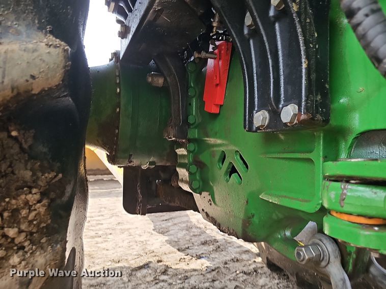 image for item DS4647 2019 John Deere 9520R Scraper Special 4WD tractor