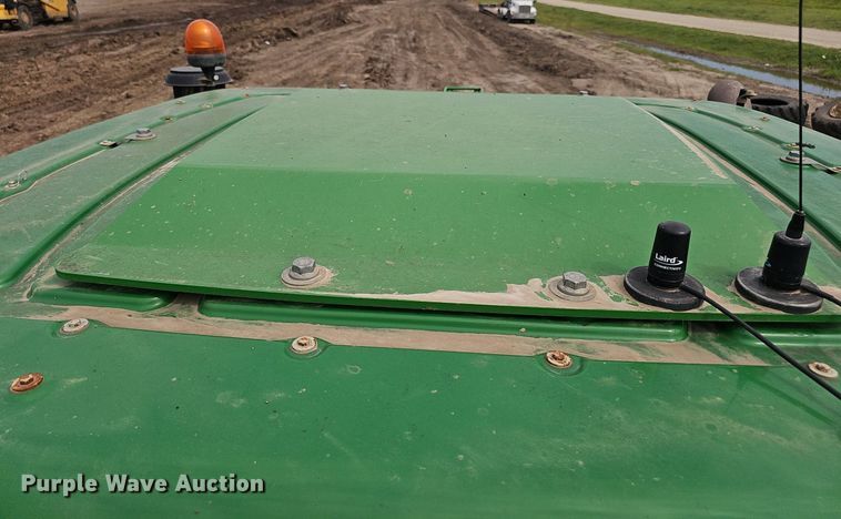 image for item DS4647 2019 John Deere 9520R Scraper Special 4WD tractor