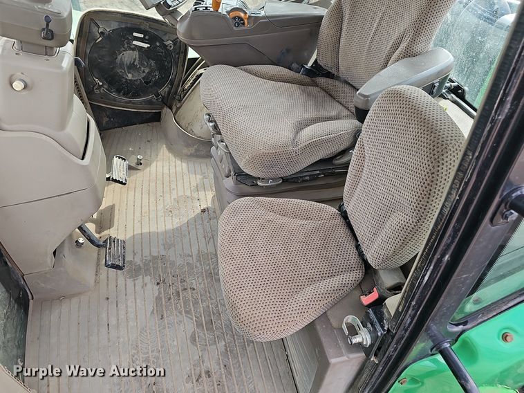 image for item DS4647 2019 John Deere 9520R Scraper Special 4WD tractor