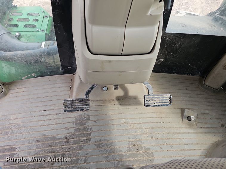 image for item DS4647 2019 John Deere 9520R Scraper Special 4WD tractor