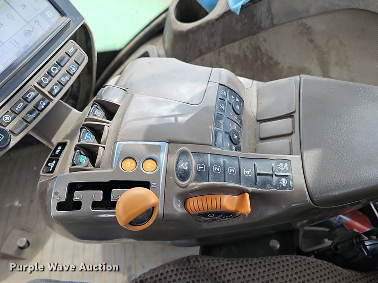 image for item DS4647 2019 John Deere 9520R Scraper Special 4WD tractor