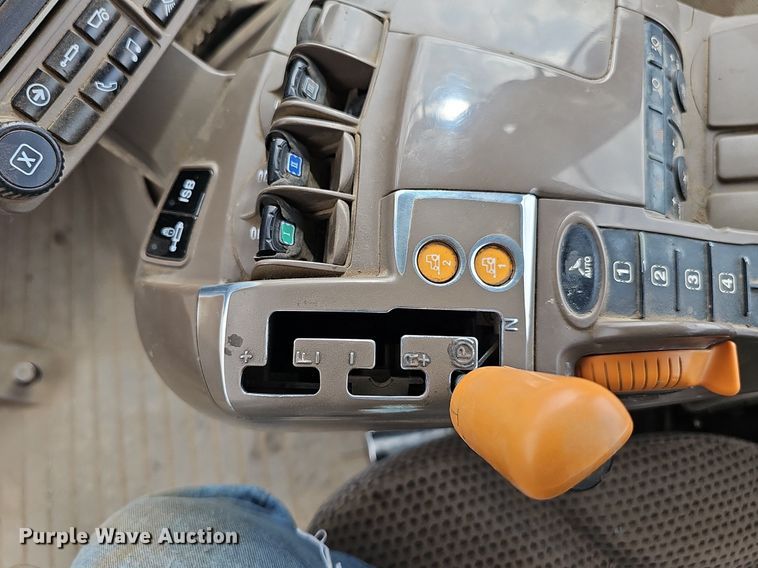 image for item DS4647 2019 John Deere 9520R Scraper Special 4WD tractor