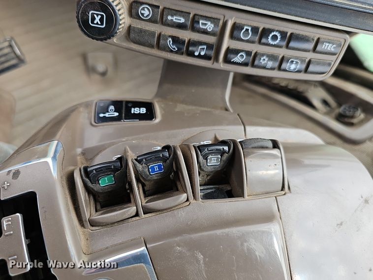 image for item DS4647 2019 John Deere 9520R Scraper Special 4WD tractor