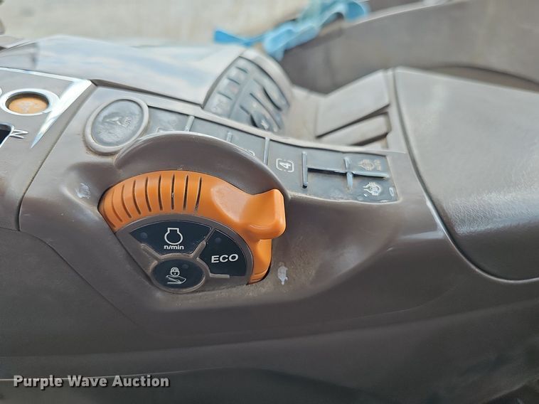 image for item DS4647 2019 John Deere 9520R Scraper Special 4WD tractor