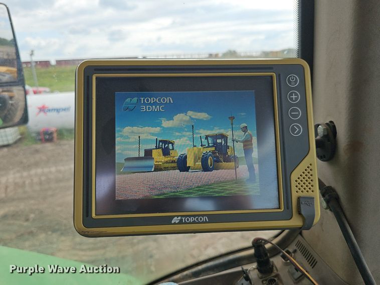 image for item DS4647 2019 John Deere 9520R Scraper Special 4WD tractor