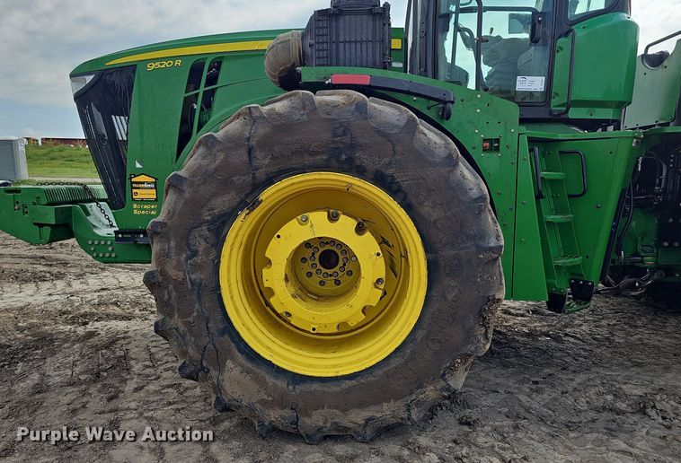 image for item DS4647 2019 John Deere 9520R Scraper Special 4WD tractor