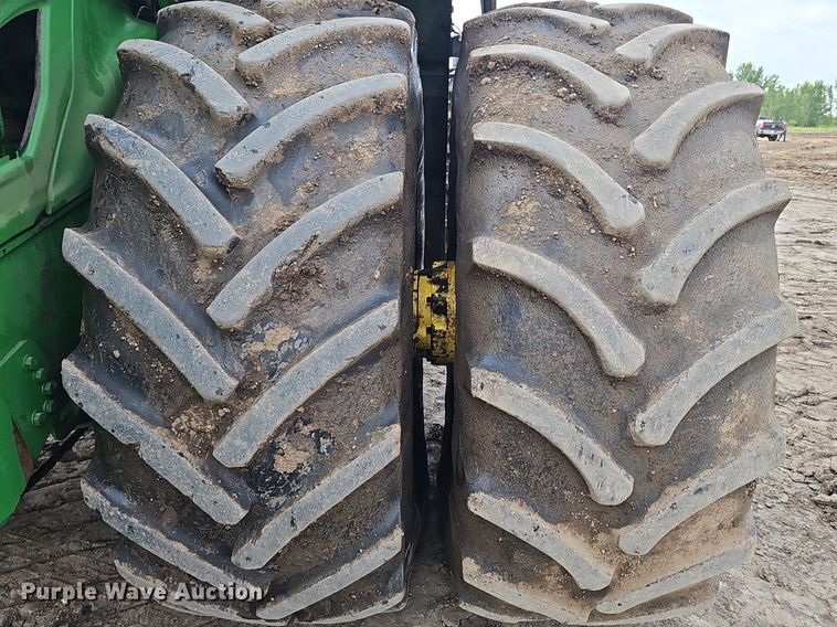 image for item DS4647 2019 John Deere 9520R Scraper Special 4WD tractor