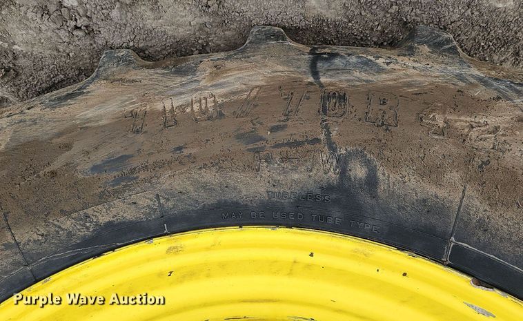 image for item DS4647 2019 John Deere 9520R Scraper Special 4WD tractor