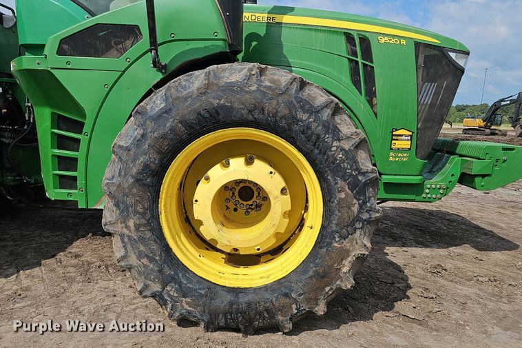 image for item DS4647 2019 John Deere 9520R Scraper Special 4WD tractor