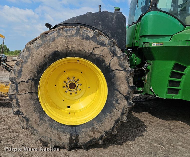 image for item DS4647 2019 John Deere 9520R Scraper Special 4WD tractor