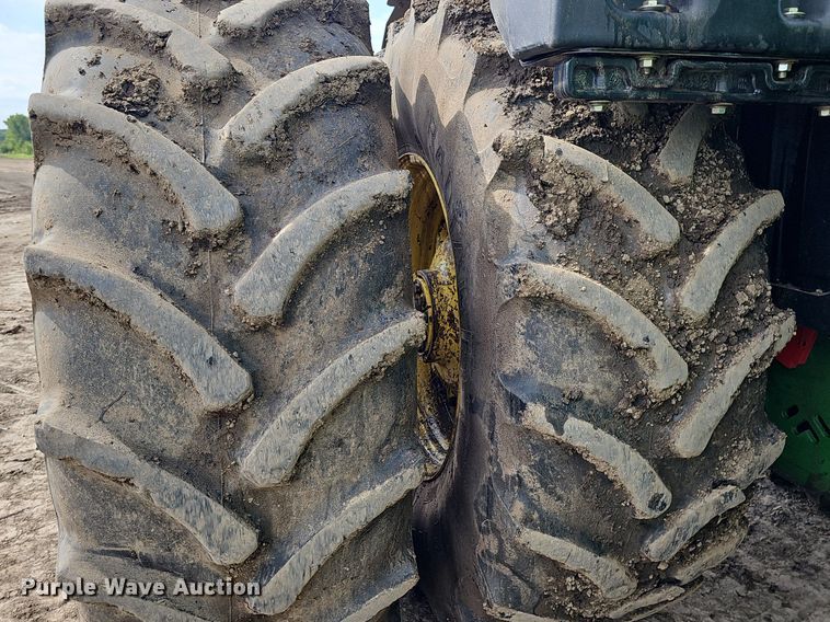 image for item DS4647 2019 John Deere 9520R Scraper Special 4WD tractor