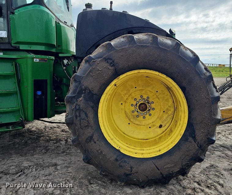 image for item DS4647 2019 John Deere 9520R Scraper Special 4WD tractor