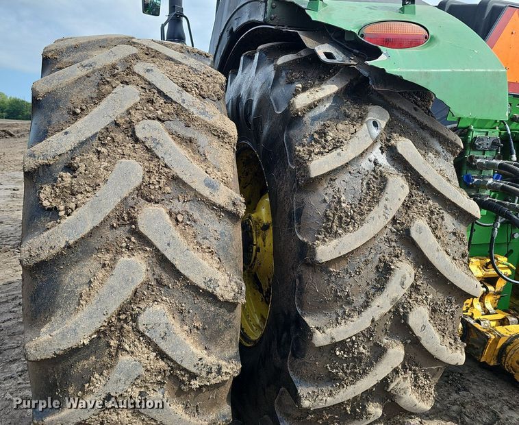 image for item DS4647 2019 John Deere 9520R Scraper Special 4WD tractor