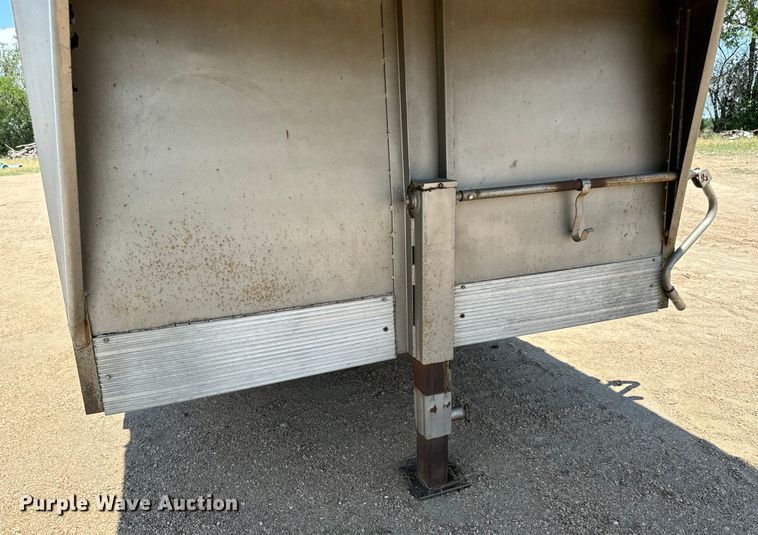 image for item MU9964 1980 Blair  TR24 livestock trailer