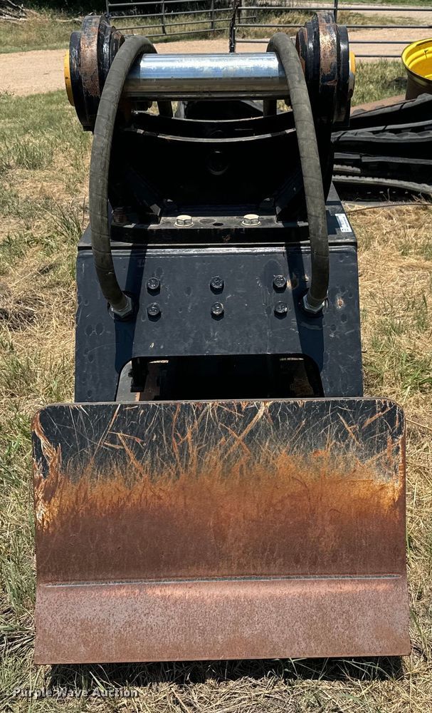 image for item MU9984 2017 Caterpillar  CVP110 excavator plate compactor