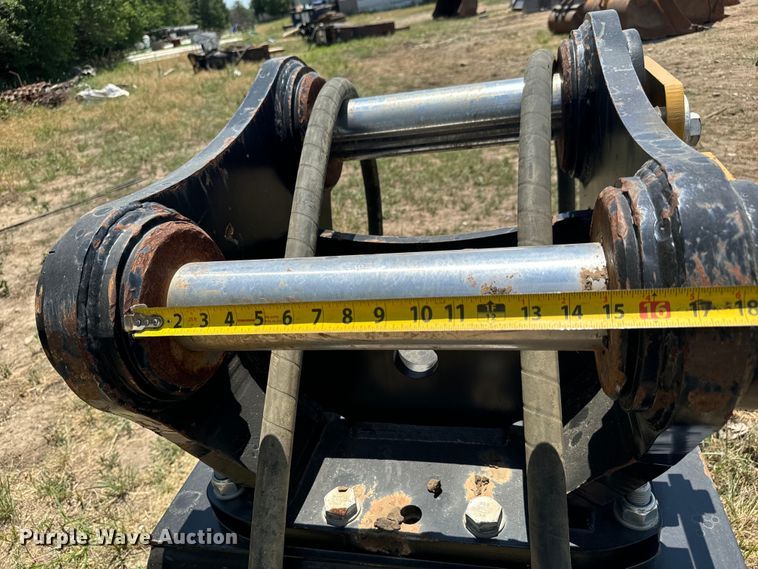 image for item MU9984 2017 Caterpillar  CVP110 excavator plate compactor