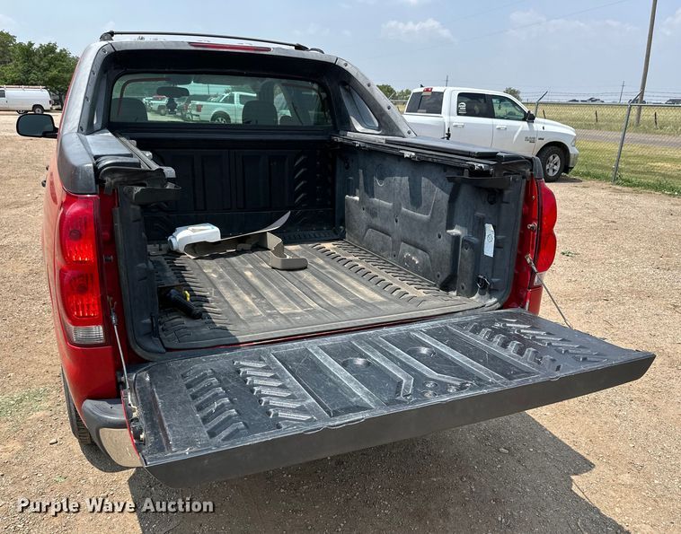 image for item DK6936 2004 Chevrolet  Avalanche Crew Cab pickup truck