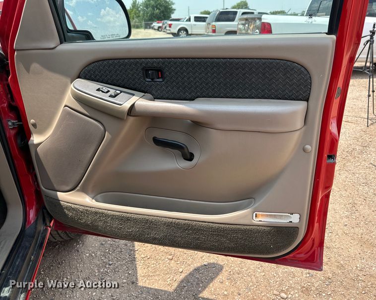 image for item DK6936 2004 Chevrolet  Avalanche Crew Cab pickup truck