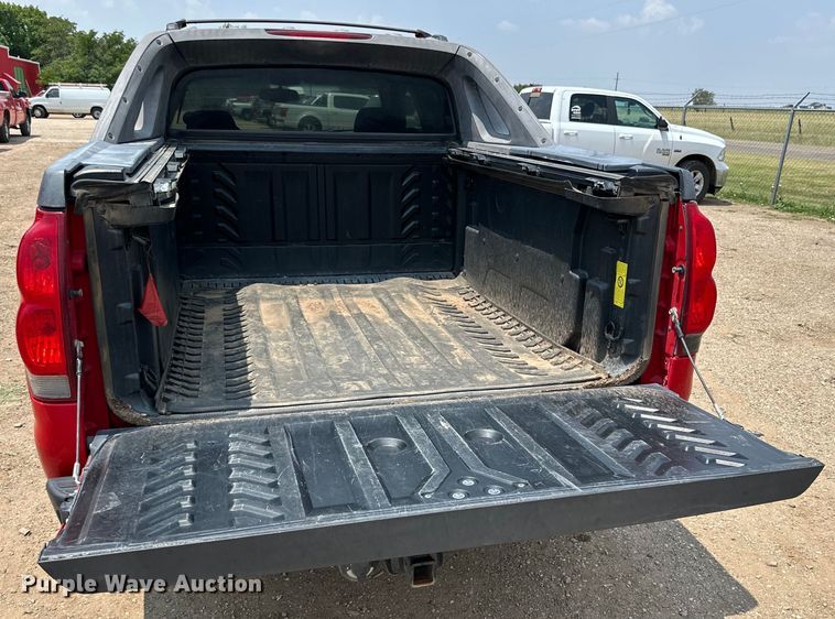 image for item DK6937 2005 Chevrolet Avalanche Crew Cab pickup truck