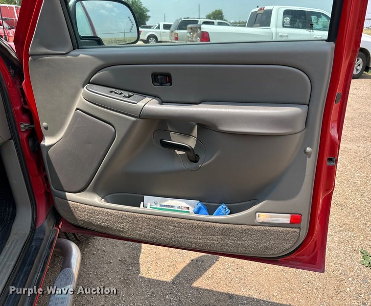 image for item DK6937 2005 Chevrolet Avalanche Crew Cab pickup truck