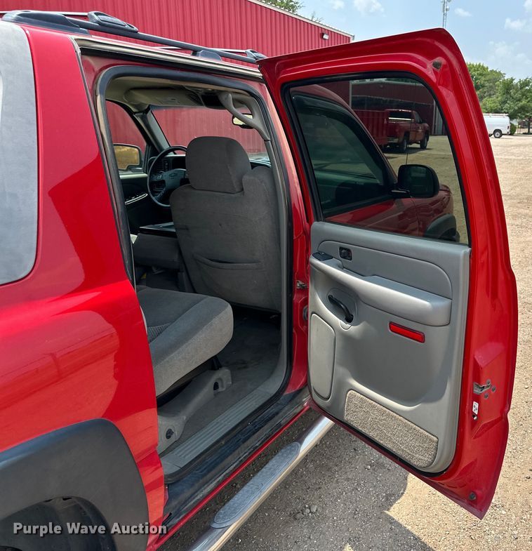 image for item DK6937 2005 Chevrolet Avalanche Crew Cab pickup truck