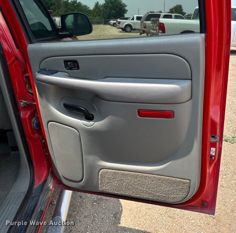 image for item DK6937 2005 Chevrolet Avalanche Crew Cab pickup truck