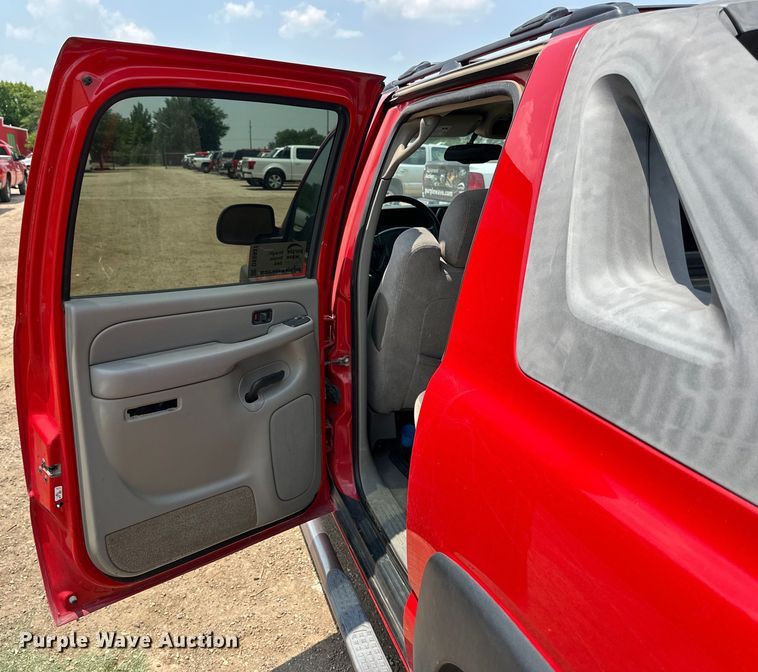 image for item DK6937 2005 Chevrolet Avalanche Crew Cab pickup truck