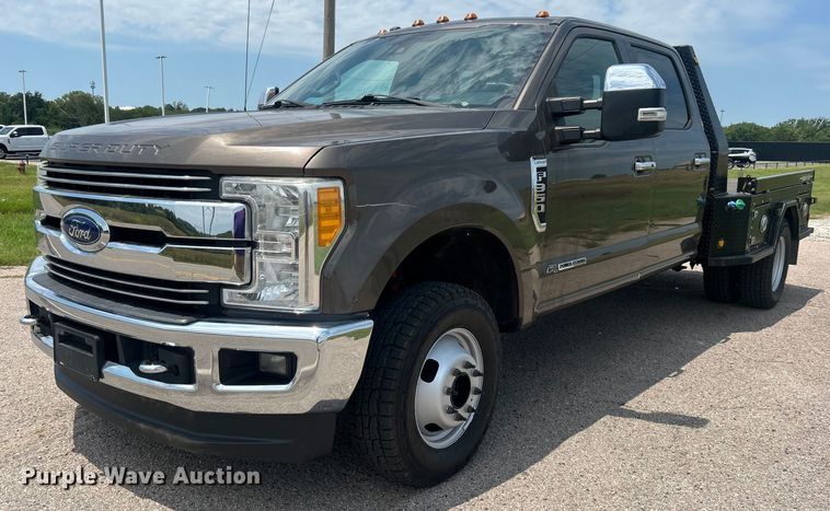 image for item DO6601 2017 Ford F350 Super Duty Crew Cab flatbed pickup truck