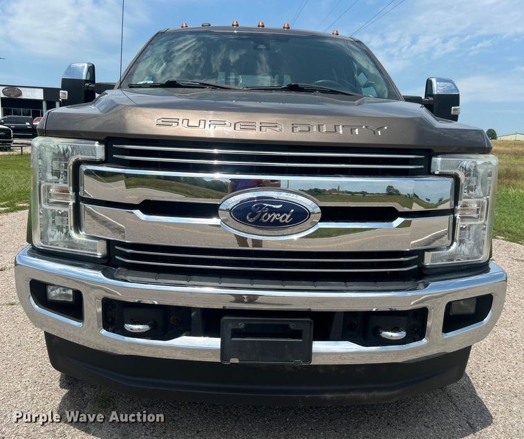 image for item DO6601 2017 Ford F350 Super Duty Crew Cab flatbed pickup truck