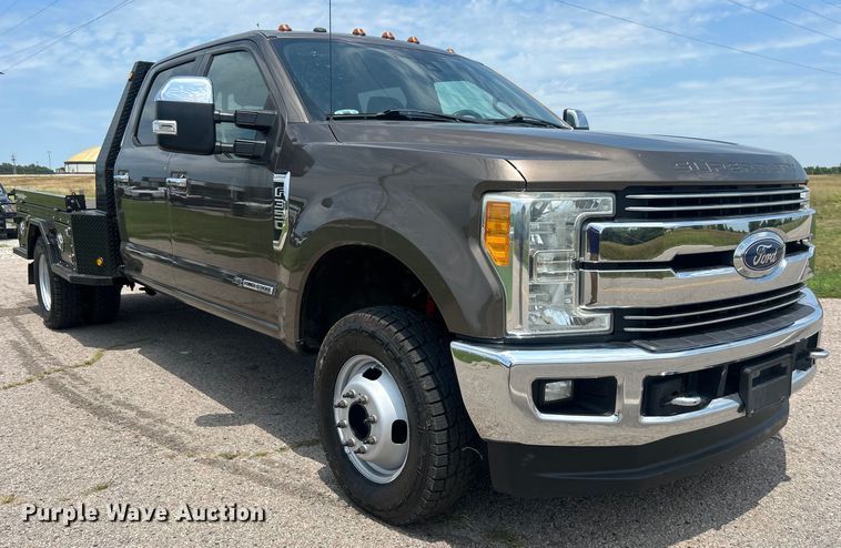 image for item DO6601 2017 Ford F350 Super Duty Crew Cab flatbed pickup truck