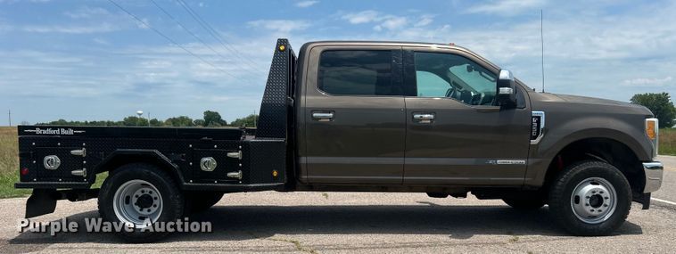 image for item DO6601 2017 Ford F350 Super Duty Crew Cab flatbed pickup truck