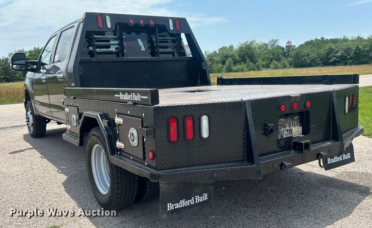 image for item DO6601 2017 Ford F350 Super Duty Crew Cab flatbed pickup truck