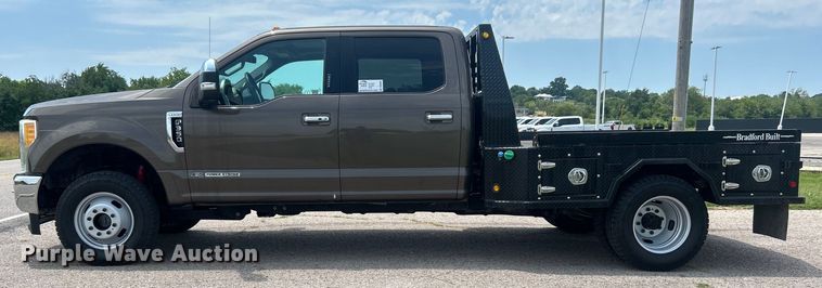 image for item DO6601 2017 Ford F350 Super Duty Crew Cab flatbed pickup truck