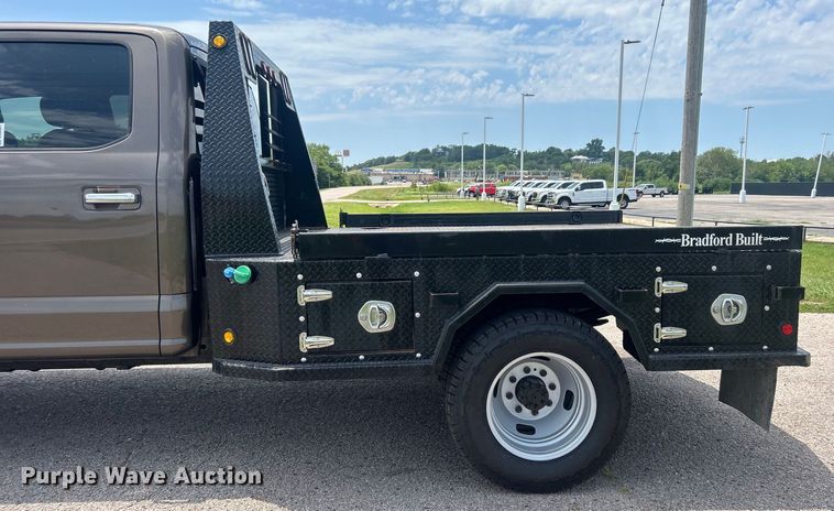 image for item DO6601 2017 Ford F350 Super Duty Crew Cab flatbed pickup truck