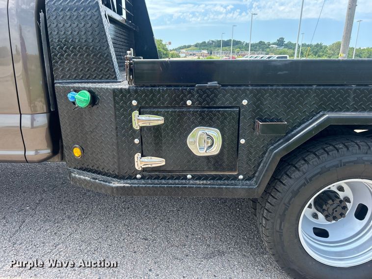 image for item DO6601 2017 Ford F350 Super Duty Crew Cab flatbed pickup truck