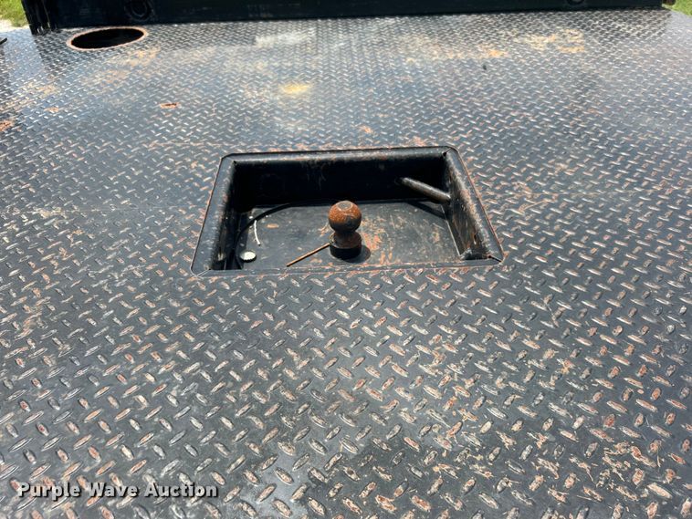 image for item DO6601 2017 Ford F350 Super Duty Crew Cab flatbed pickup truck