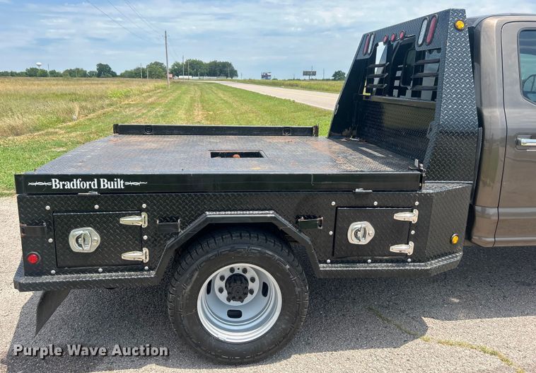 image for item DO6601 2017 Ford F350 Super Duty Crew Cab flatbed pickup truck