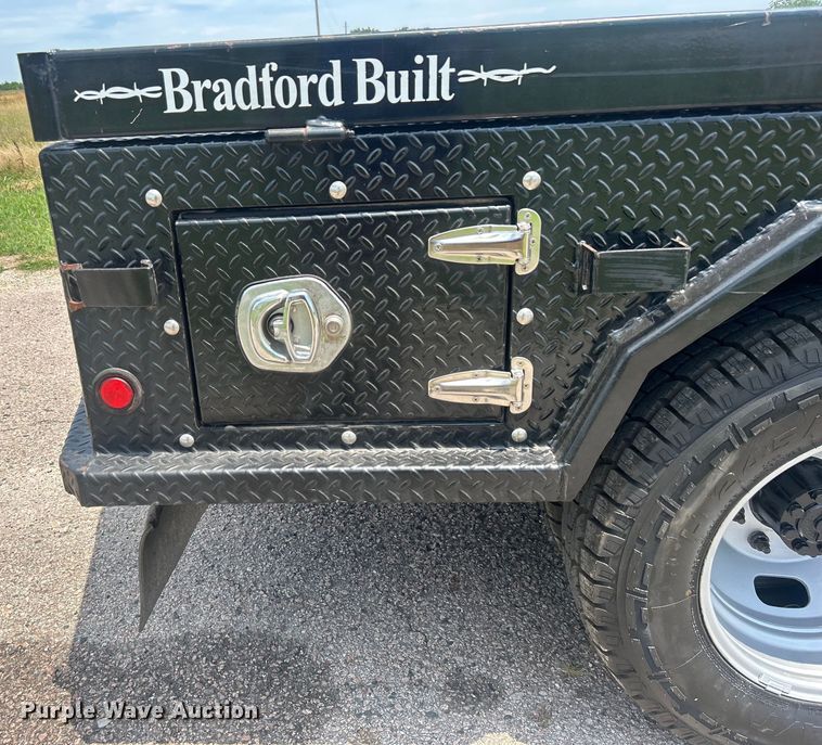 image for item DO6601 2017 Ford F350 Super Duty Crew Cab flatbed pickup truck