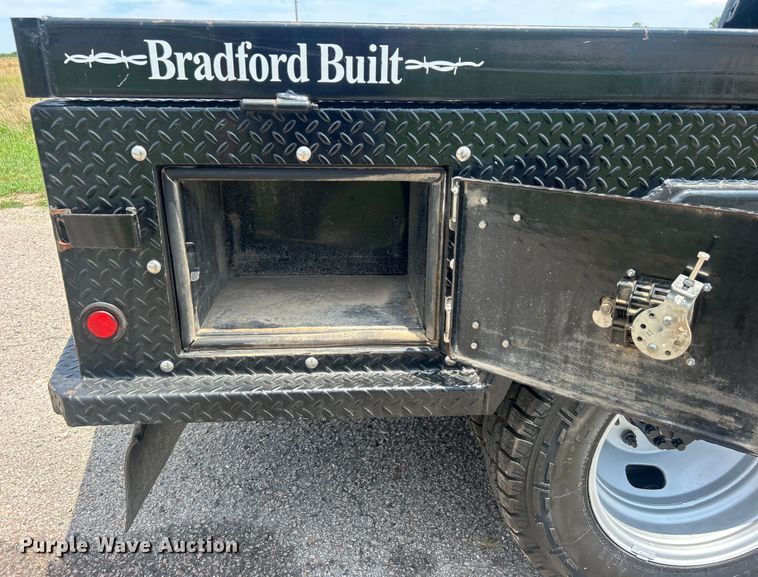 image for item DO6601 2017 Ford F350 Super Duty Crew Cab flatbed pickup truck