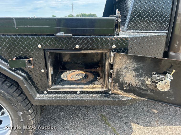 image for item DO6601 2017 Ford F350 Super Duty Crew Cab flatbed pickup truck