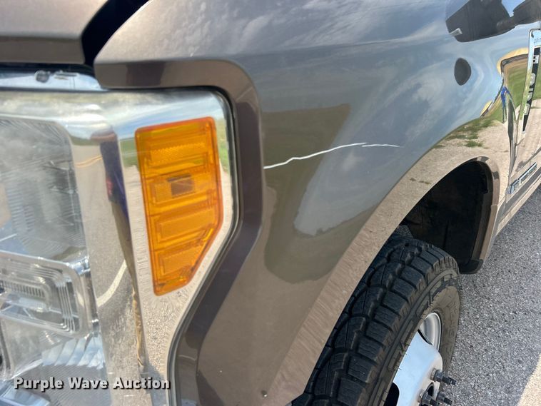 image for item DO6601 2017 Ford F350 Super Duty Crew Cab flatbed pickup truck