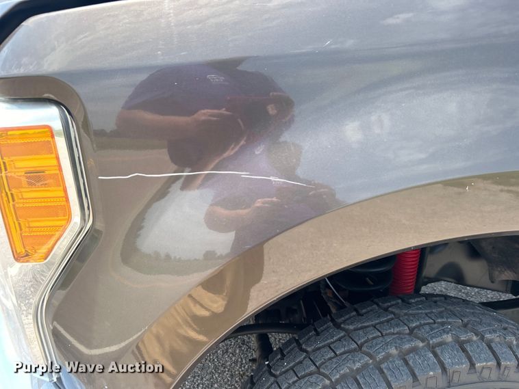 image for item DO6601 2017 Ford F350 Super Duty Crew Cab flatbed pickup truck