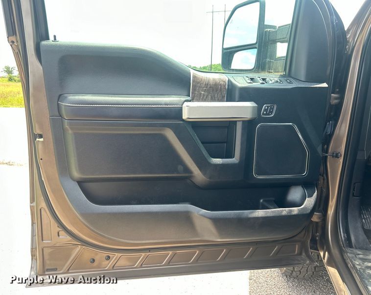 image for item DO6601 2017 Ford F350 Super Duty Crew Cab flatbed pickup truck