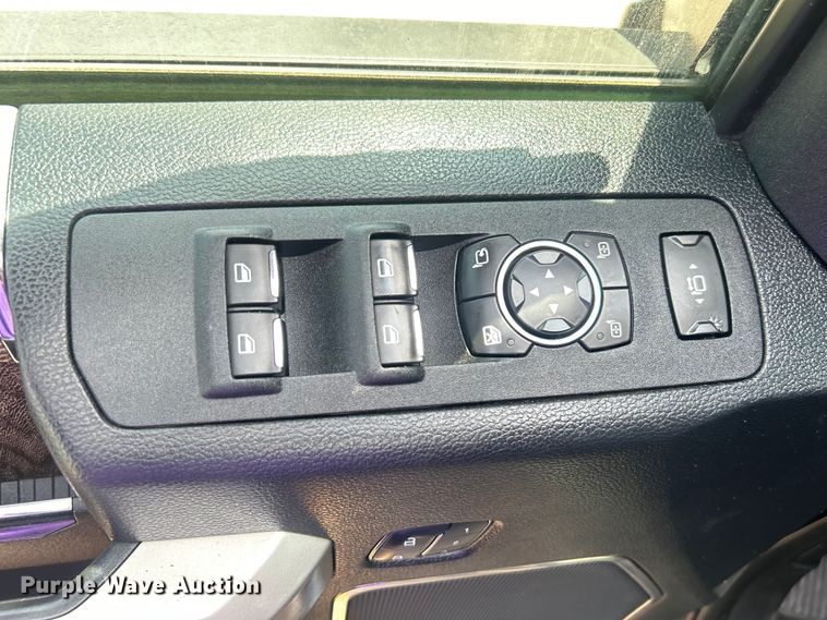 image for item DO6601 2017 Ford F350 Super Duty Crew Cab flatbed pickup truck