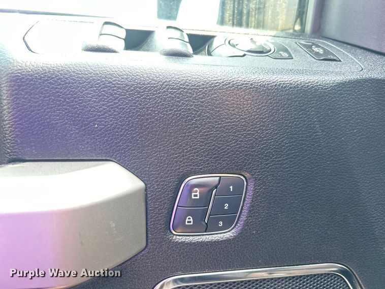 image for item DO6601 2017 Ford F350 Super Duty Crew Cab flatbed pickup truck