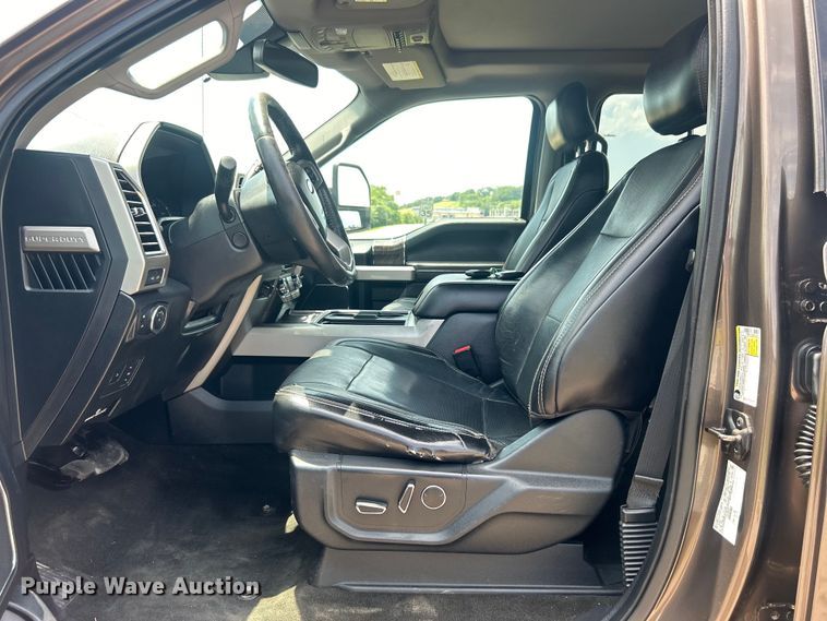 image for item DO6601 2017 Ford F350 Super Duty Crew Cab flatbed pickup truck