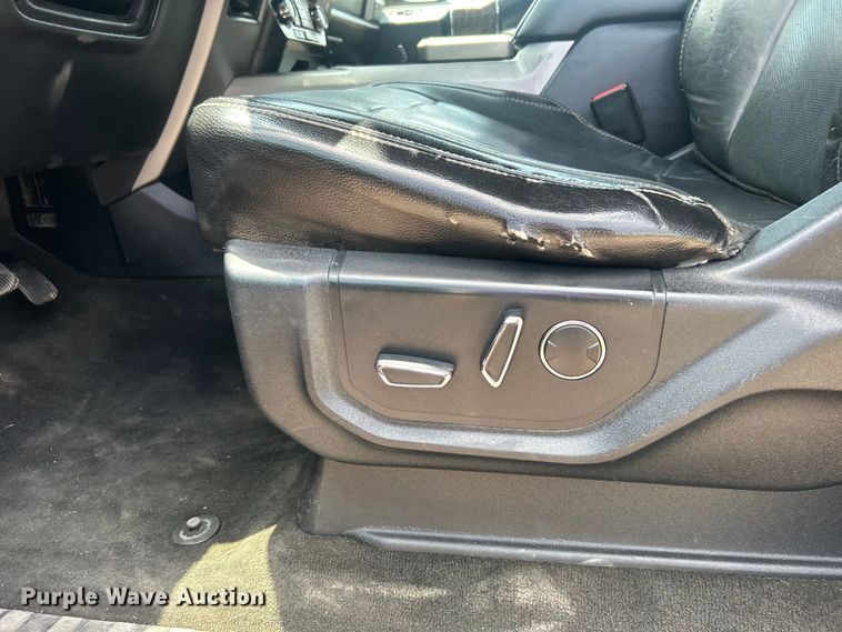 image for item DO6601 2017 Ford F350 Super Duty Crew Cab flatbed pickup truck