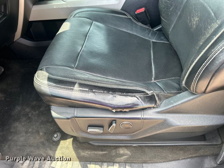 image for item DO6601 2017 Ford F350 Super Duty Crew Cab flatbed pickup truck