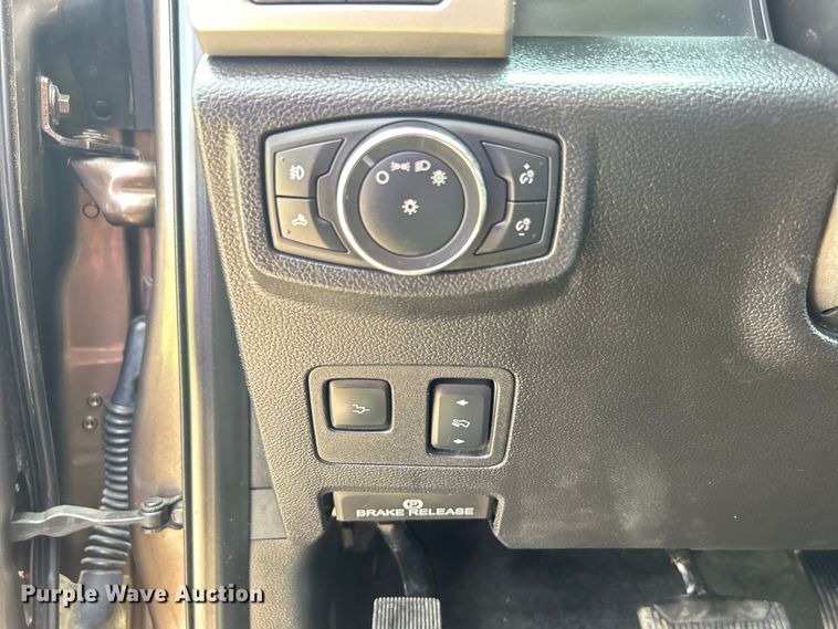 image for item DO6601 2017 Ford F350 Super Duty Crew Cab flatbed pickup truck